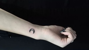 Que signifient les tatouages ​​​​de lune et à quoi ressemblent-ils?