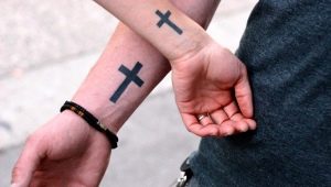What do cross tattoos mean and what are they like?