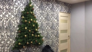 Klatergoud kerstbomen aan de muur
