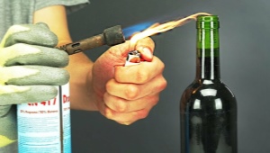 Wie öffnet man Wein ohne Korkenzieher mit einem Feuerzeug?