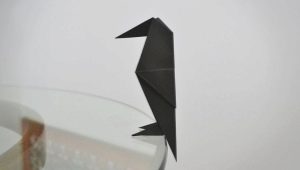 Bagaimana cara melipat origami dalam bentuk burung gagak?
