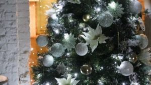 Ako ozdobiť vianočný stromček striebornými hračkami?