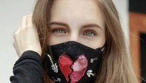 How to decorate a protective mask?