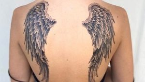 Examen de tatouage d'ailes d'ange