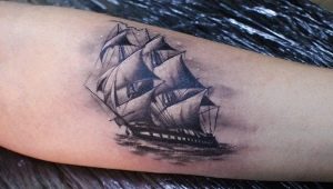 Panoramica del tatuaggio con le navi