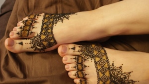 Henna piešiniai ant kojos