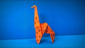 Membuat origami dalam bentuk zirafah