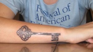 Raktų tatuiruotė: eskizų prasmė ir idėjos