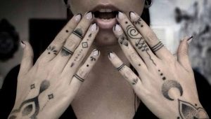 Tatuaże z palcami dla dziewczyn