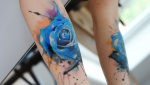 Akvarellityylinen tatuointi tytöille