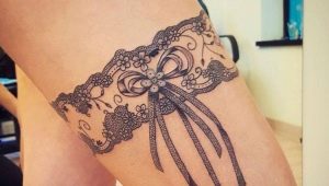 Tattoo in the form of bows on the legs