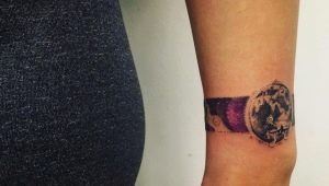 Tatuaje en forma de pulsera en el brazo.