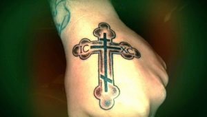 Tattoo in Form eines orthodoxen Kreuzes