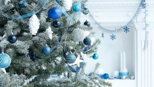 Ziemassvētku eglītes rotāšana zili sudraba krāsā