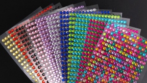 Features and use of self-adhesive rhinestones