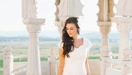 Gaun pengantin yang sederhana adalah penyelesaian yang sempurna untuk pengantin yang suci