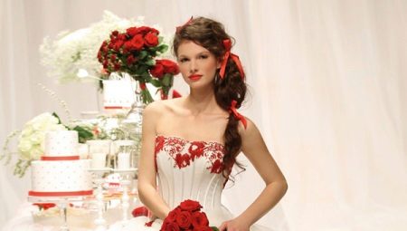 Svadobné šaty s červenými prvkami