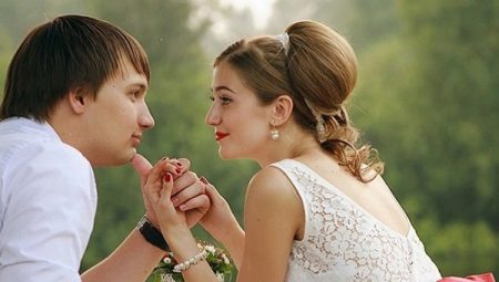 ชุดแต่งงานพร้อมเข็มขัดสีแดง - เราใส่สำเนียงที่งดงาม