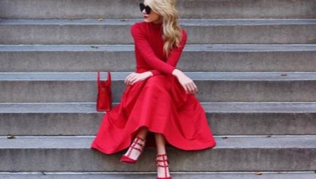 Što mogu nositi uz crvenu haljinu?