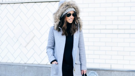 Moteriškas žieminis trumpas paltas su gobtuvu