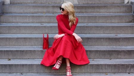 Quali scarpe si abbinano a un vestito rosso?
