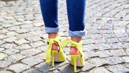 รองเท้าแตะสีเหลือง