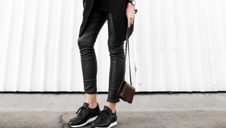 Sneakers i svart läder