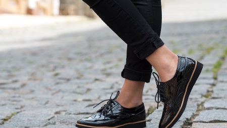 Fekete lakkbőr cipő