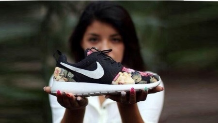 Sneakers dengan bunga