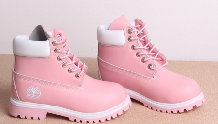 Sepatu bot merah muda