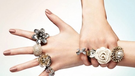 Joyas: elegantes anillos de mujer.