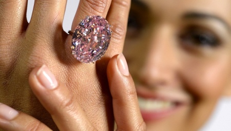 En ring med en diamant