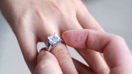 Di tangan yang manakah cincin perkahwinan itu?