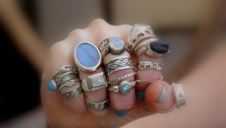 Aan welke vinger draag je de ring?