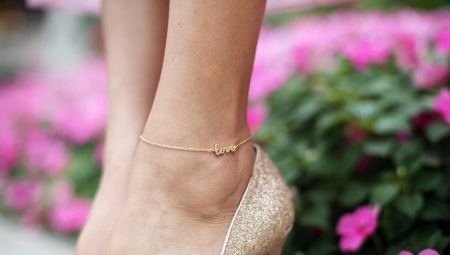 Bracelet en or sur la jambe