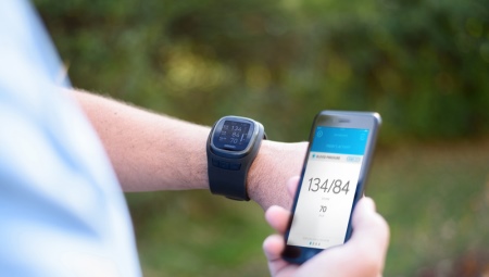 Sports watch sa anyo ng isang pulseras na may heart rate monitor, pedometer at tonometer