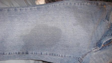 Hur tar man bort feta fläckar på jeans?
