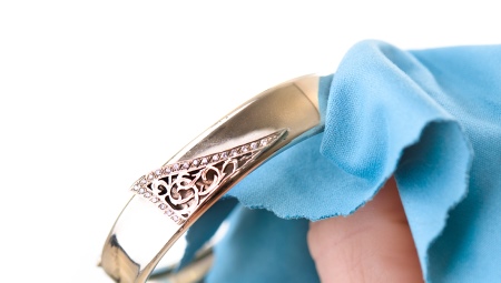 Bagaimana cara membersihkan perhiasan dari penggelapan?
