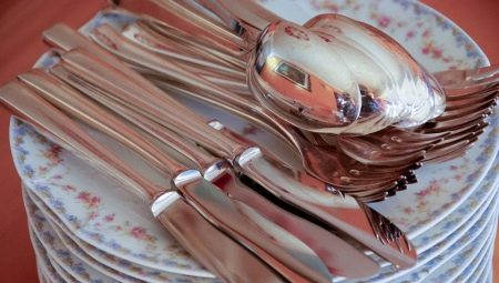 Come pulire forchette e cucchiai a casa?