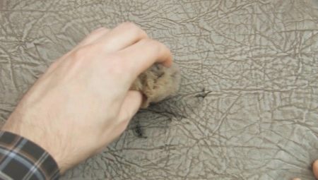 Wirksame Mittel und Methoden zum Entfernen von Flecken vom Griff aus Kunstleder