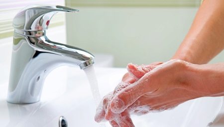 How to wash polyurethane foam from your hands?