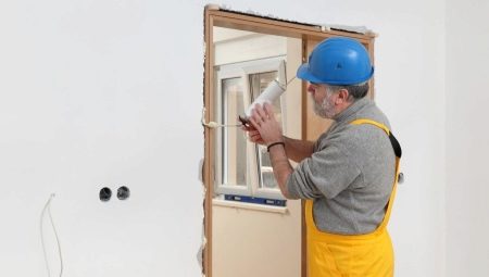 Kā noslaucīt poliuretāna putas no durvīm?