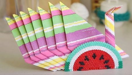 Comment plier joliment des serviettes en papier sur la table de fête ?