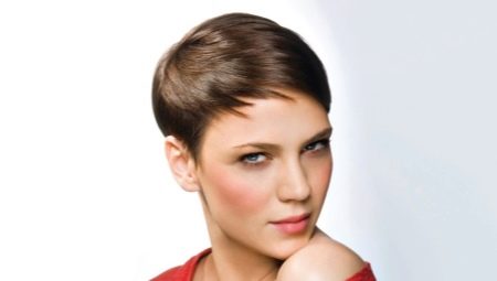 Visage ovale: choisir des coiffures et des accessoires, appliquer des produits cosmétiques décoratifs