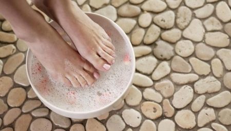 Hoe maak je een voetbad met zuiveringszout?