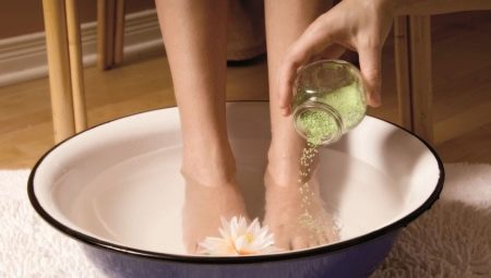 Kúpele nôh s morskou soľou: čo je užitočné a ako to urobiť?