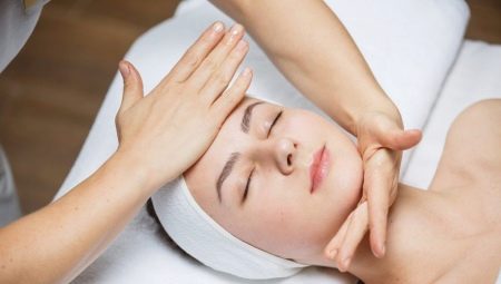 Come fare un massaggio facciale per le rughe a casa?