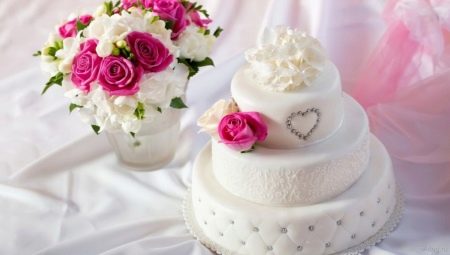 Bijela svadbena torta: dizajnerske ideje i kombinacije s drugim bojama
