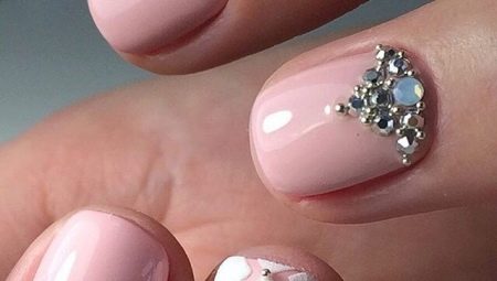 Beżowy manicure z kryształkami: proste i luksusowe pomysły na paznokcie