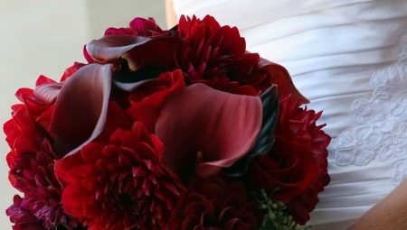 ช่อดอกไม้เบอร์กันดีสำหรับเจ้าสาว: คุณสมบัติของการเลือกดอกไม้และแนวคิดการออกแบบสำหรับองค์ประกอบ